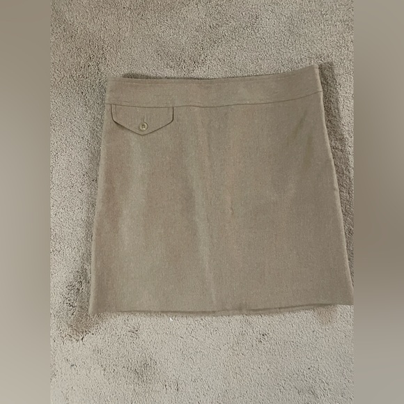 Adorable Banana Republic mini skirt in size 6! - Picture 11 of 15